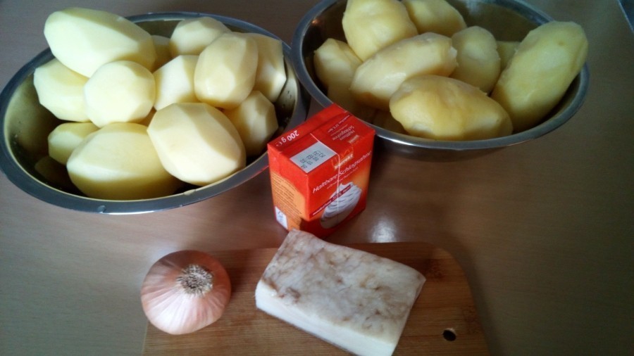 Für die Klöße benötigt man: 1 kg Kartoffeln festkochend, 1 kg Kartoffeln mehligkochend, Salz und Muskatnuss.