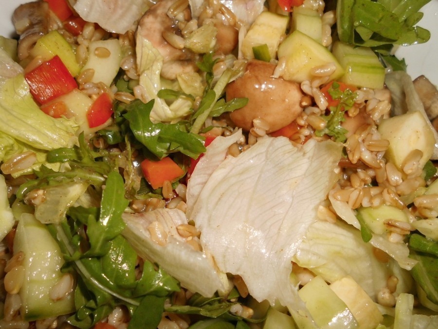Das Ganze ist ein knackiger Salat, bei dem man ordentlich was zu Kauen hat, so dass man lang anhaltend satt wird. 