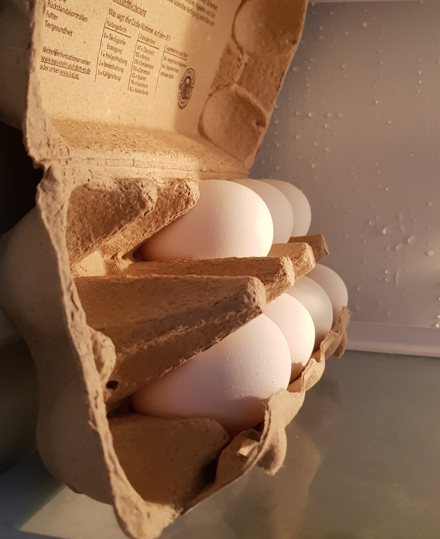 Wer möchte, dass sich das Eigelb mittig im Ei befindet, der kann für 12 Stunden die Eier seitlich aufbewahren, nach dem Kochen befindet sich das Eigelb dann genau mittig.