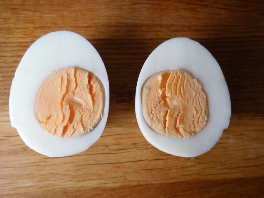 Wer möchte nicht auch schön appetitlich aussehende hart gekochte Eier, bei denen sich das Eigelb mittig befindet? 