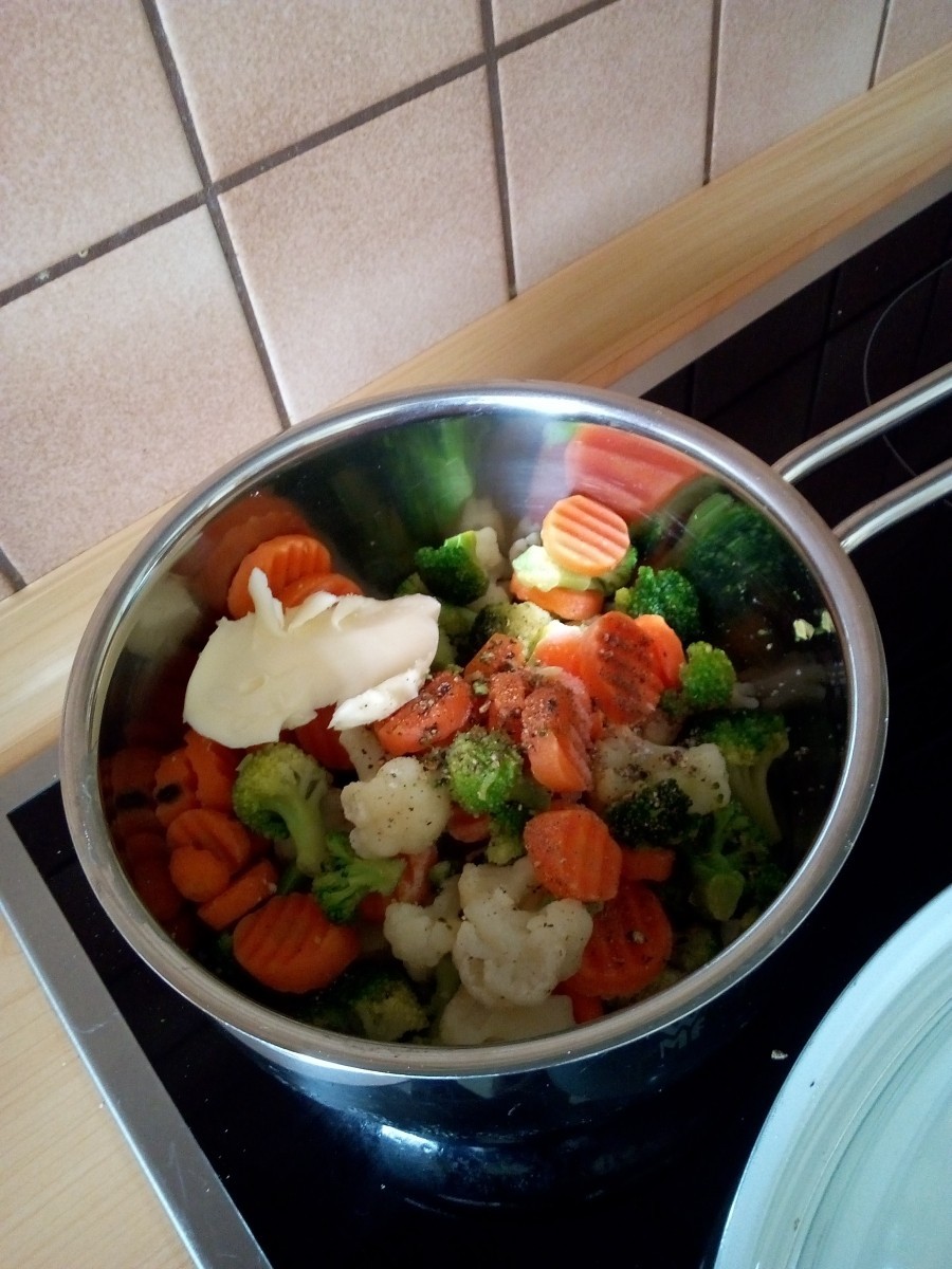 Das Gemüse zusammen mit den Gewürzen und der Butter in einem Topf erhitzen, etwas Wasser zugeben und bei kleiner Hitze gar köcheln lassen.