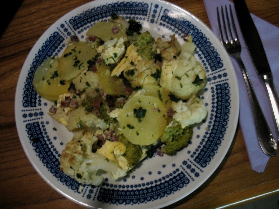 Wenn man die Schinkenwürfel bei der Zubereitung weglässt, ist dieser leckere Blumenkohl-Brokkoli-Kartoffel-Auflauf auch für Vegetarier geeignet.