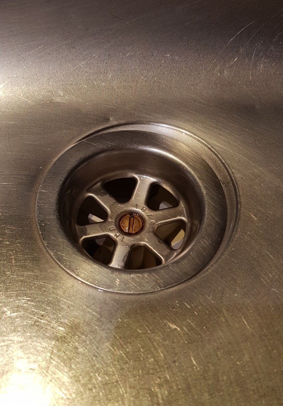 Es kann schon einmal vorkommen, dass der Abfluss in der Küchenspüle schlecht abfließt. Diesen bekommt man mit einem Geschirrspültab und heißem Wasser wieder frei.