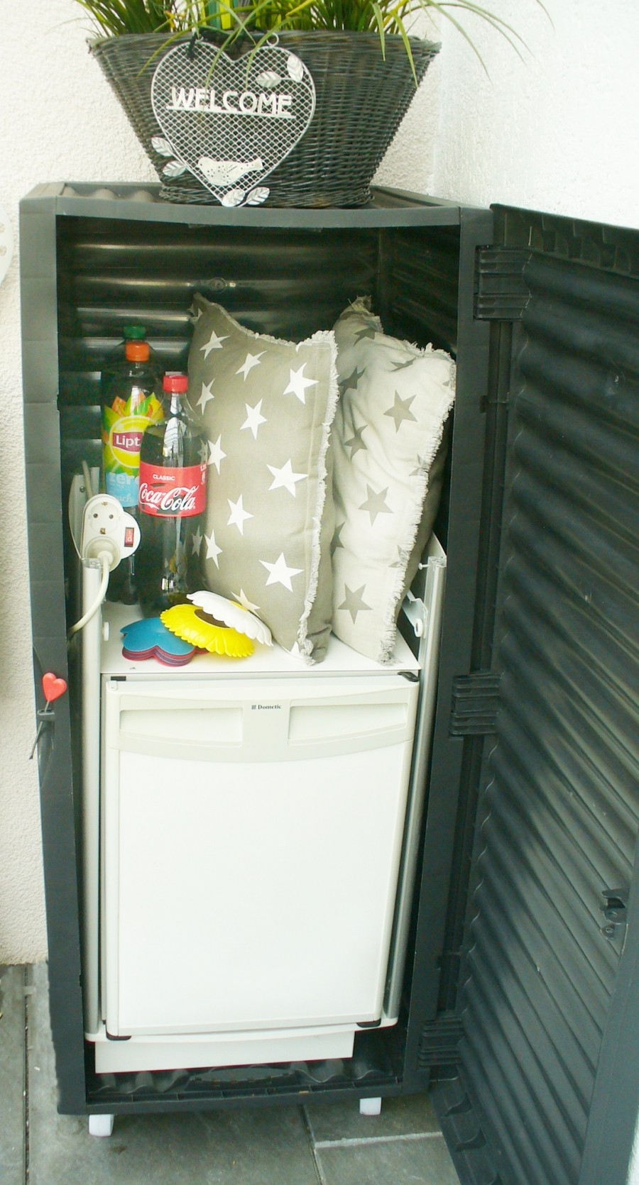 Ich kam auf die Idee, den Kühlschrank in die aufrecht stehende Box zu stellen.  Da noch reichlich Luft nach oben vorhanden war, fanden auch ein kleiner Getränkevorrat sowie andere diverse Dinge dort ausreichend Platz.