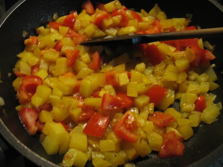 Die klein geschnittenen Tomaten werden zu den Kartoffel- und Zwiebelwürfeln dazugegeben und kurz mit angebraten.