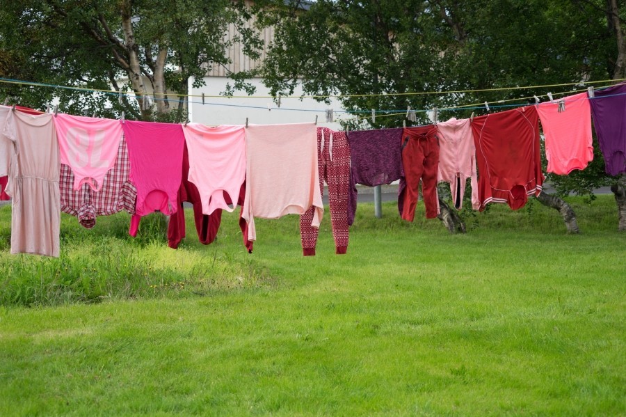 Das Bügeln mancher Kleidungsstücke, z. B. Hemden, dünne Hosen oder Pullis, kann man sich leicht sparen.  