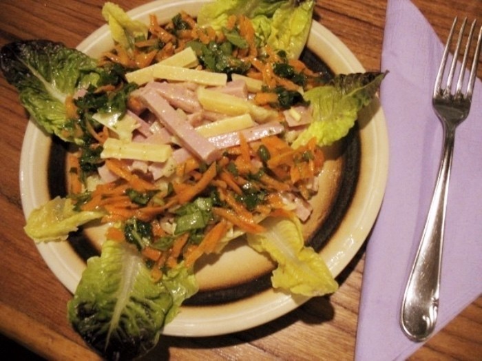 Käse-Schinken-Salat mit Rucola: Dazu passen sehr gut Kartoffel-Zucchini-Rösti-Taler aber auch Vollkorn- oder Mischbrot.  