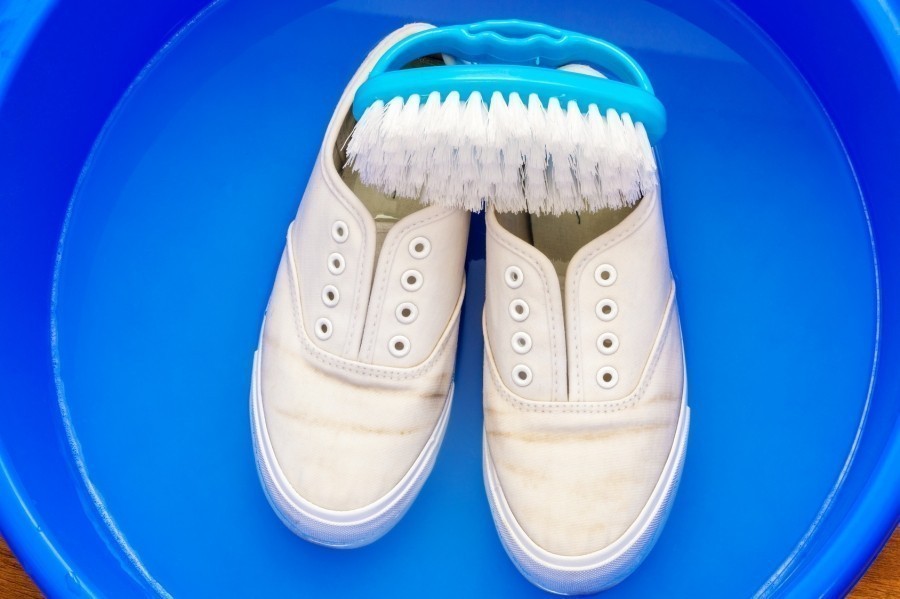 Weiße Sneaker: gelbe Ränder nach dem Trocknen? Ich verwende einen guten Allzweckreiniger und schrubbe die Sneaker mit einer Bürste innen und außen gut ab. Bei hartnäckigem Schmutz auch unter Verwendung von Schimmelreiniger (Chlor).  