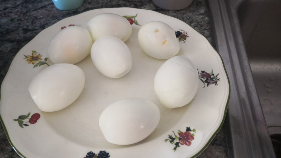 Einfach dem Kochwasser eine Handvoll Salz oder einen guten Schuss Essig zugeben und wie gewöhnlich kochen und dann abschrecken. Die Schale lässt sich superleicht lösen und das Ergebnis sind sauber geschälte Eier. 