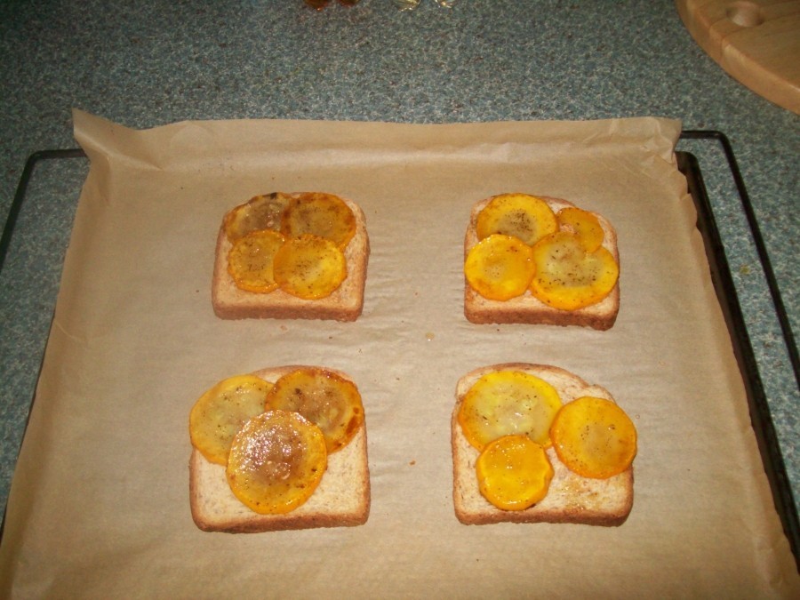 Die Toastbrotscheiben mit einer Knoblauchzehe einreiben, mit den Zucchinischeiben belegen, je eine Scheibe Käse darüber und ab in den Ofen bei 110 Grad, bis der Käse zerläuft.