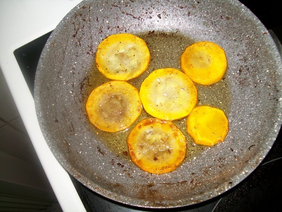 Die Zucchinischeiben mit Kräutersalz würzen und in etwas Olivenöl in einer Pfanne etwas anschmoren.