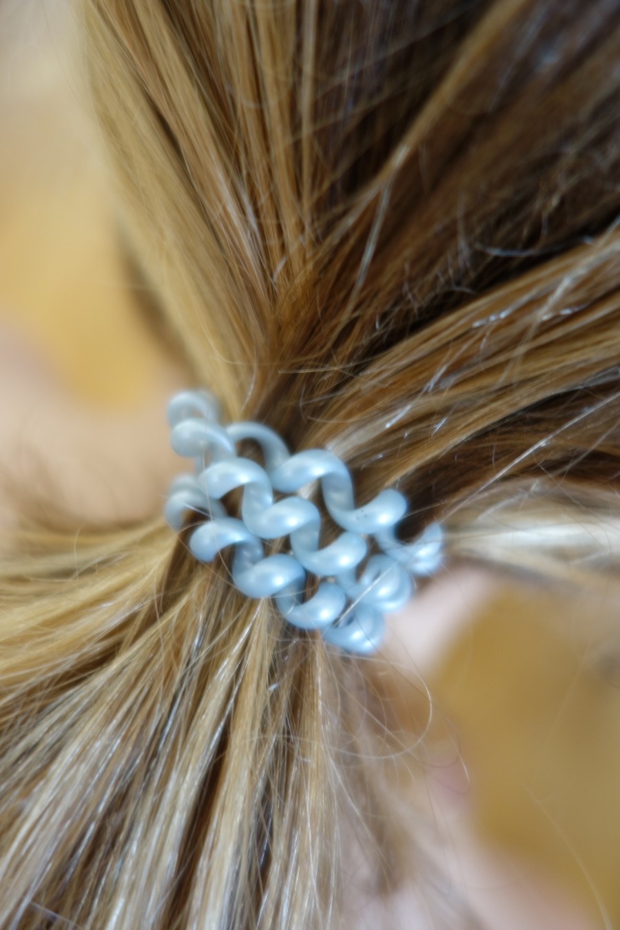 Die Haare entweder offen lassen oder locker mit Spiralgummis zusammenbinden. Die schädigen das Haar nicht so.