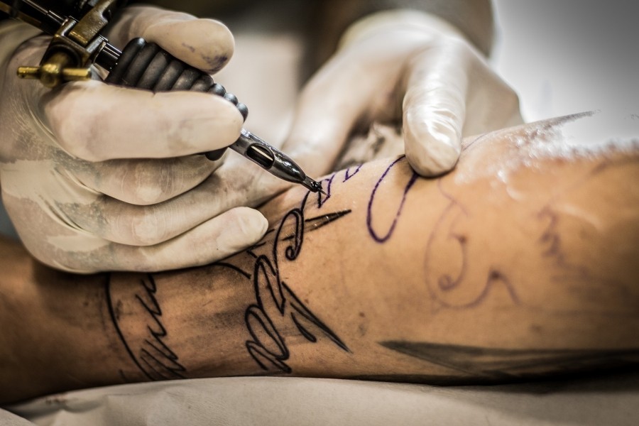 Tattoos sind nach wie vor im Trend. Doch bei der Auswahl des Studios sowie der Pflege des Tattoos gibt es einiges zu beachten.