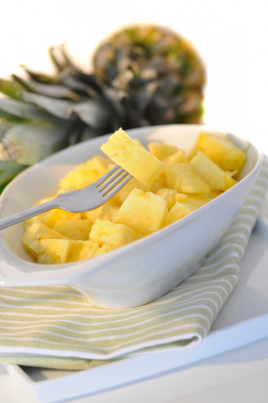Die saure Ananas in Stücke schneiden und eine Prise Salz darüber streuen. Etwas ziehen lassen und schon schmeckt die Ananas süßer. 