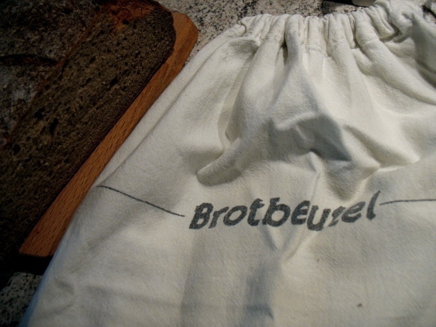 Ein Beutel aus Leinen oder Baumwolle eignet sich gut, um darin Brot für eine kurze Zeit aufzubewahren.