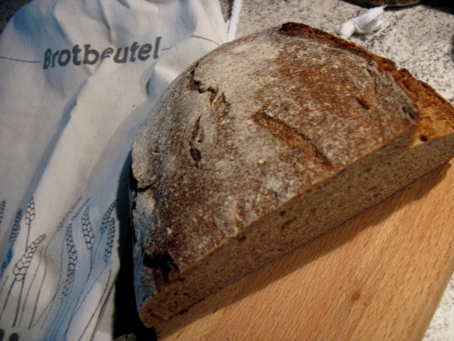 Wer regelmäßig nur eine bestimmte Menge an Brot benötigt, kann einen Laib portionsweise einfrieren und nach Bedarf auftauen.