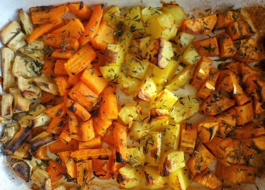 Welches Gemüse zu welchen Anteilen gewählt wird, ist Geschmackssache. Wer Pastinaken oder Petersilienwurzel nicht schätzt, kann sie einfach weglassen und dafür mehr Karotten oder Kartoffeln nehmen.