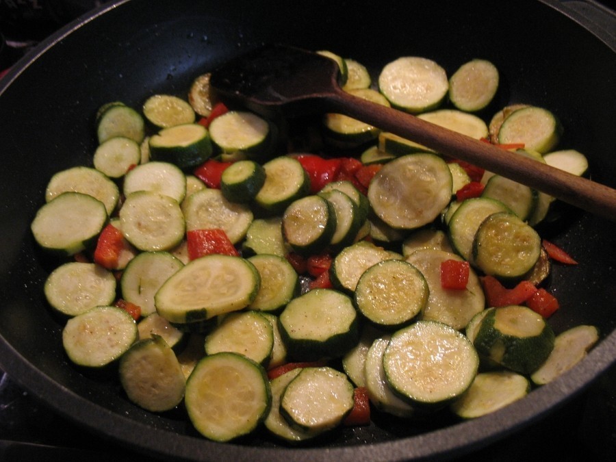 Die Paprikastücke und Zucchinischeiben ebenfalls mit Pfeffer und Salz gewürzt und leicht angebraten.