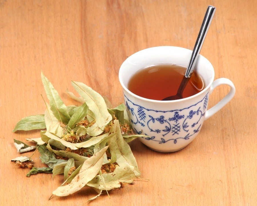 Lindenblütentee hilft gegen Beschwerden bei Rheuma. Der Tee hat außerdem einen erfrischenden Geschmack und da er ja auch die Abwehrkräfte stärkt, ist er der ideale Tee im Herbst und im Winter.
