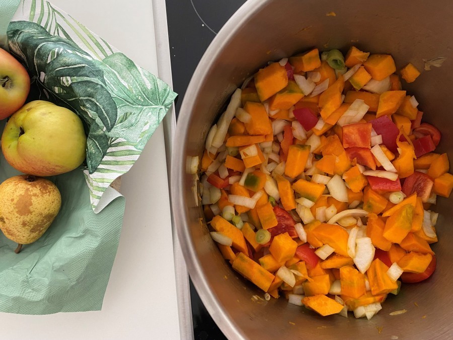 Das kleingeschnittene Gemüse für die Kürbis-Karotten-Cremesuppe.