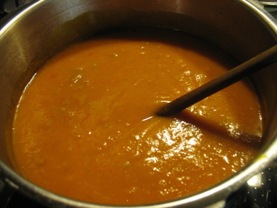 Zu der pürierten Kürbis-Karotten-Cremesuppe wird nun noch das gebratene, krümelige Hackfleisch gegeben.