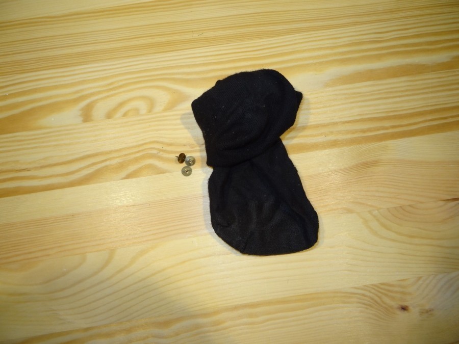 Was benötigt man? Pro Fernbedingung: 1 Socken + 3 Reißnägel. Die Socken am besten mit Nylonanteil, damit etwas Spannung drauf ist. Dann kann man die Bedienungen in beliebigen Höhen in die Socke stecken.