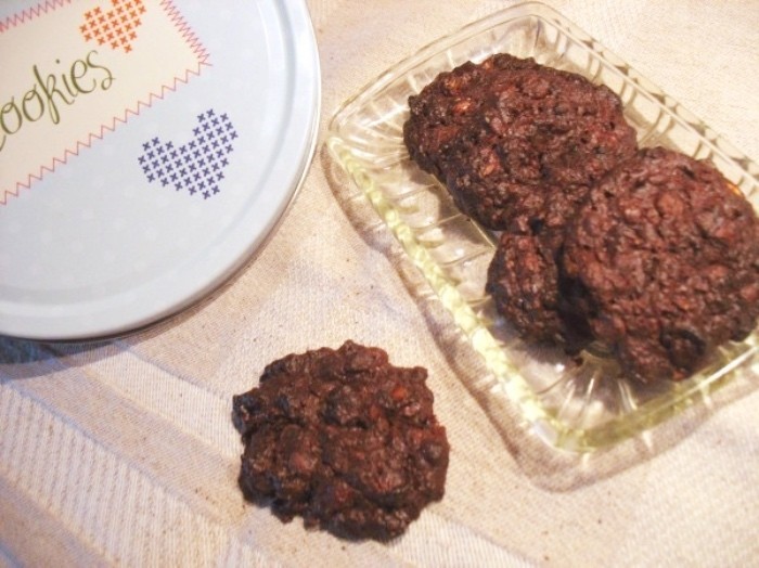 Die Schoko-Nugat-Cookies - außen knusprig und innen fruchtig-weich - sehr lecker! Backe das Rezept nach!