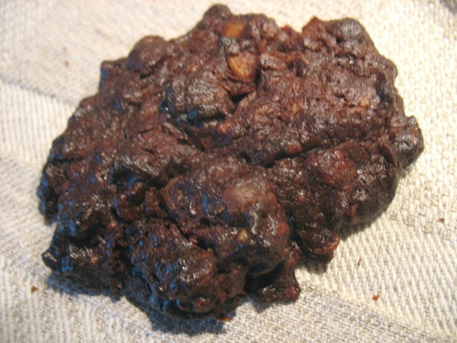 Diese fruchtigen Schoko-Nugat-Cookies sind ganz schnell gebacken. Sie sind außen knusprig und innen weich und fruchtig - sehr lecker! Backe das Rezept nach!