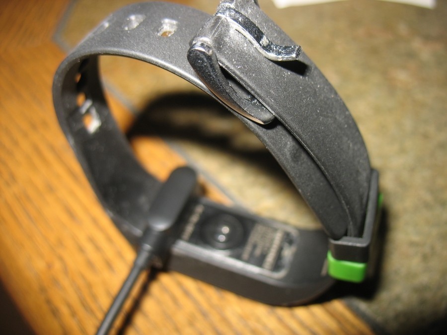 Das Ladekabel mit USB-Anschluss ist ziemlich kurz und die Verbindung nicht sehr fest, wodurch schon bei leichter Berührung des Trackers der Ladevorgang unterbrochen werden kann.