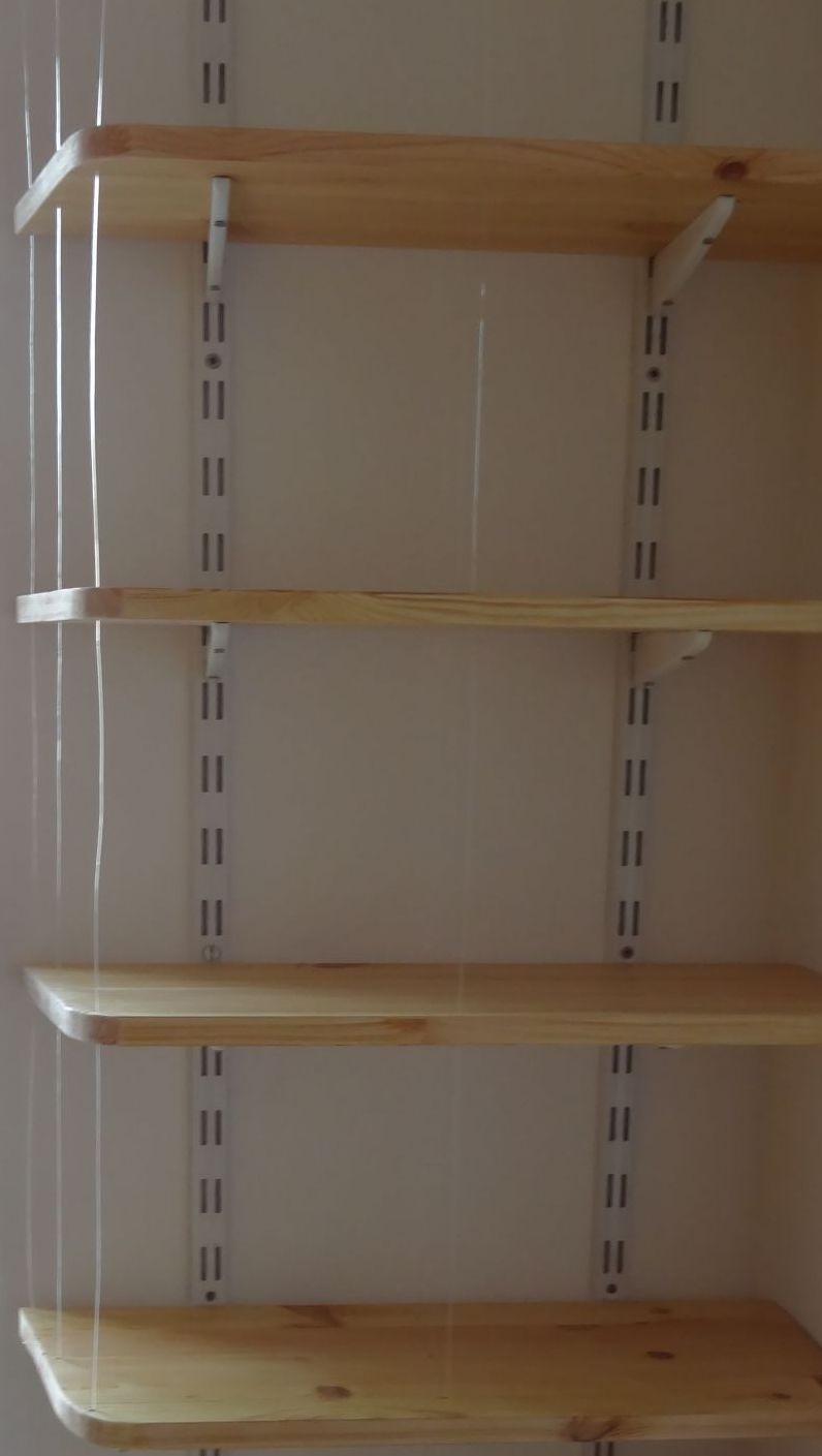 Die Schnüre selbst haben keine tragende Funktion für das Regal, sind aber so stark, dass sie locker die Bücher vom Fallen abhalten können.