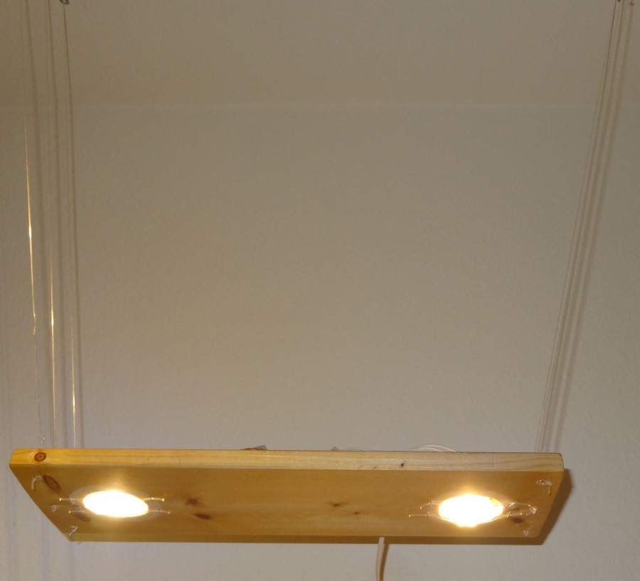 Dieser Tipp bezieht sich lediglich auf die Aufhängung der Lampe (ein Holzbrett) an der Decke und nicht auf deren Bau der Lampe oder Anschluss an den Strom. Wer das nicht beherrscht, sollte sich unbedingt Rat holen.