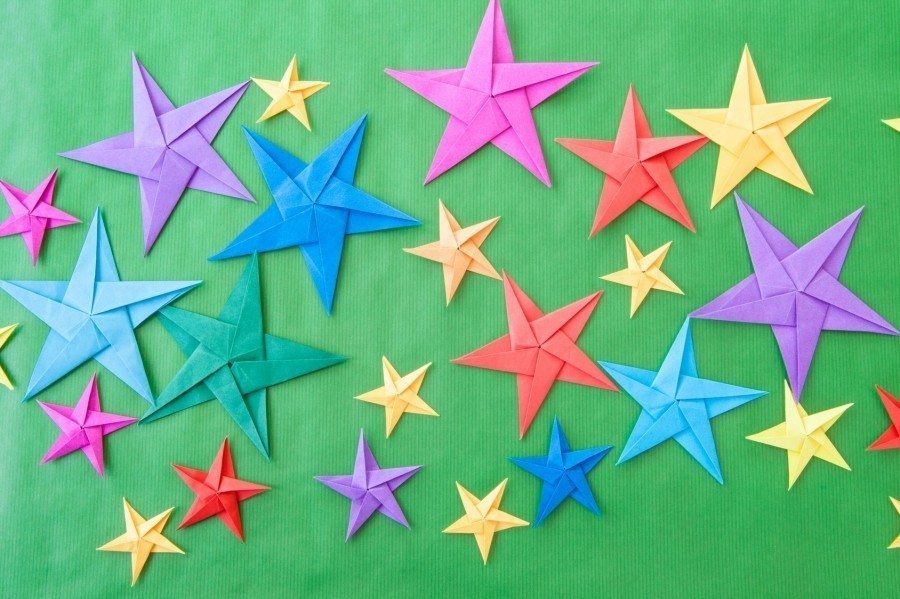 Weihnachtliche Fensterdekoration: Origami-Sterne kostengünstig aus Weihnachtsgeschenkpapier herstellen.