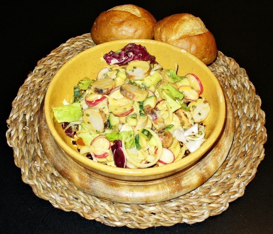 Rustikales Abendessen: Dieser Bratwurstsalat mit Senfsoße ist eine prima Resteverwertung.