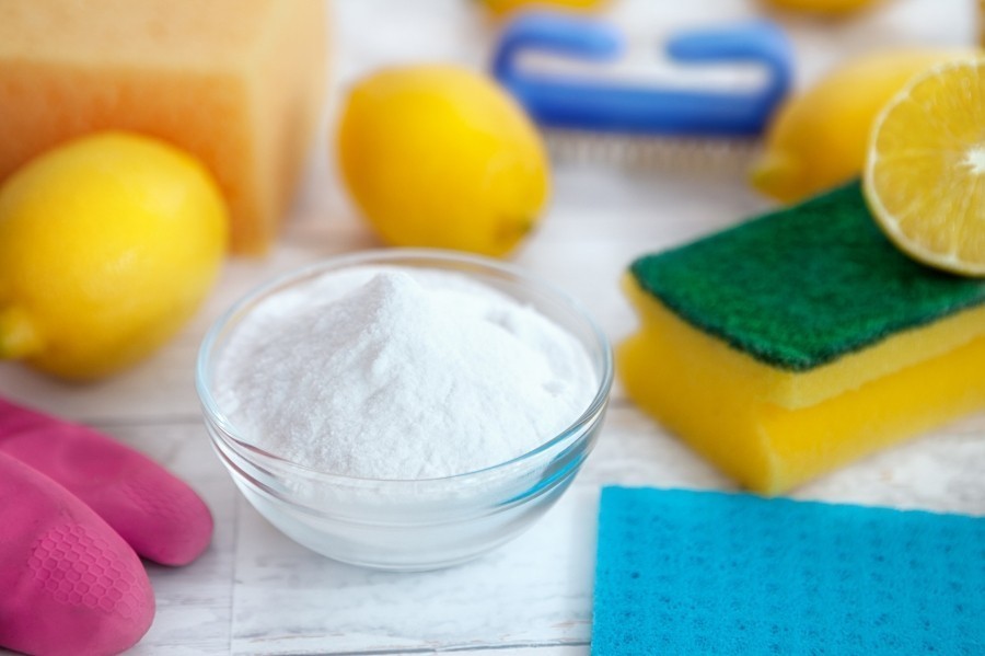 Kühlschrank putzen: Neben fettlösenden Spülmitteln und Küchenfettschmutzlösern reinigt Zitrone auf antibakterielle Weise. Außerdem beugt Natron zusätzlich noch der Entstehung von unangenehmen Gerüchen vor. 