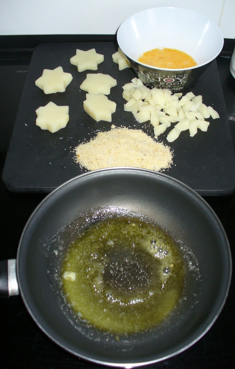 Ausgestochenes Motiv zuerst in Ei tauchen, dann in Paniermehl wälzen und in heißer Butter knusprig ausbacken.