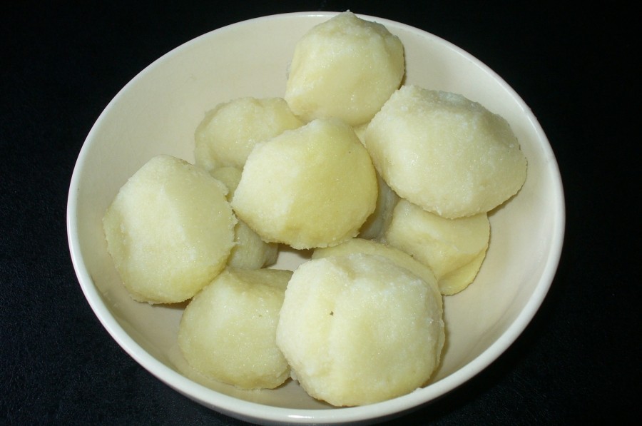Resteverwertung aus gekochten Kartoffelklößen: Advents-Kartoffelkloßsterne mit winterlichem Apfelkompott und Zimtzucker.