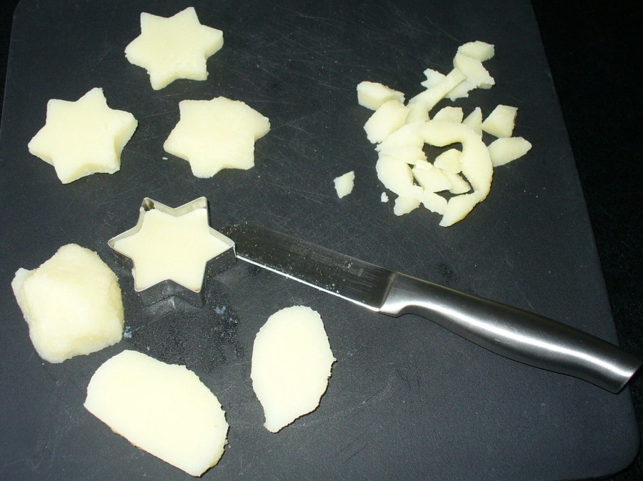 Die gekochten Klöße werden in Scheiben geschnitten und mithilfe eines Ausstechers in die gewünschte Form gebracht (hier Sterne).