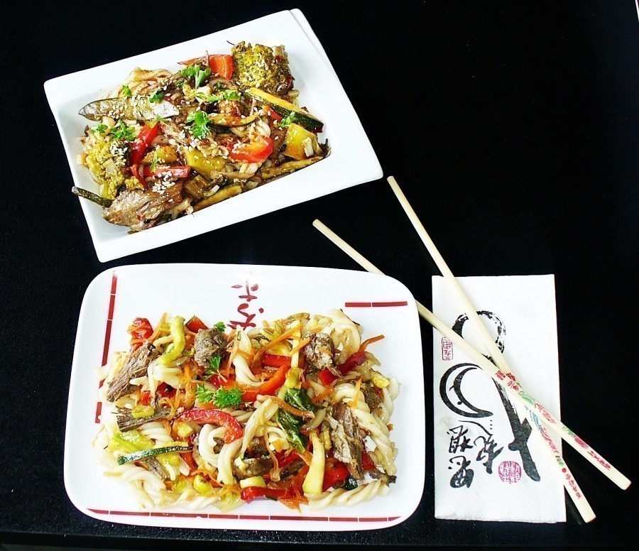 Lauwarmer Asia-Salat mit saftigem Rindfleisch und knackigem Gemüse: Die Zubereitung ist nicht schwer und das Gericht schmeckt sehr gut.