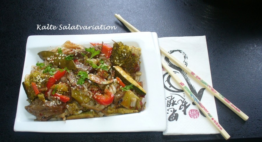 Kalter Asia-Salat mit saftigem Rindfleisch und knackigem Gemüse: Die Zubereitung ist nicht schwer und das Gericht schmeckt lecker.