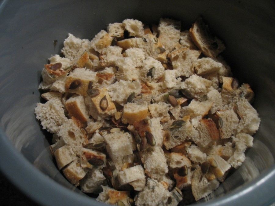 Zunächst werden die Brötchen (oder das Brot) in Würfel geschnitten und mit der warmen Milch übergossen, die Zwiebel geschält und gewürfelt, der Speck in Würfel geschnitten, die Kräuter gewaschen und klein geschnitten.