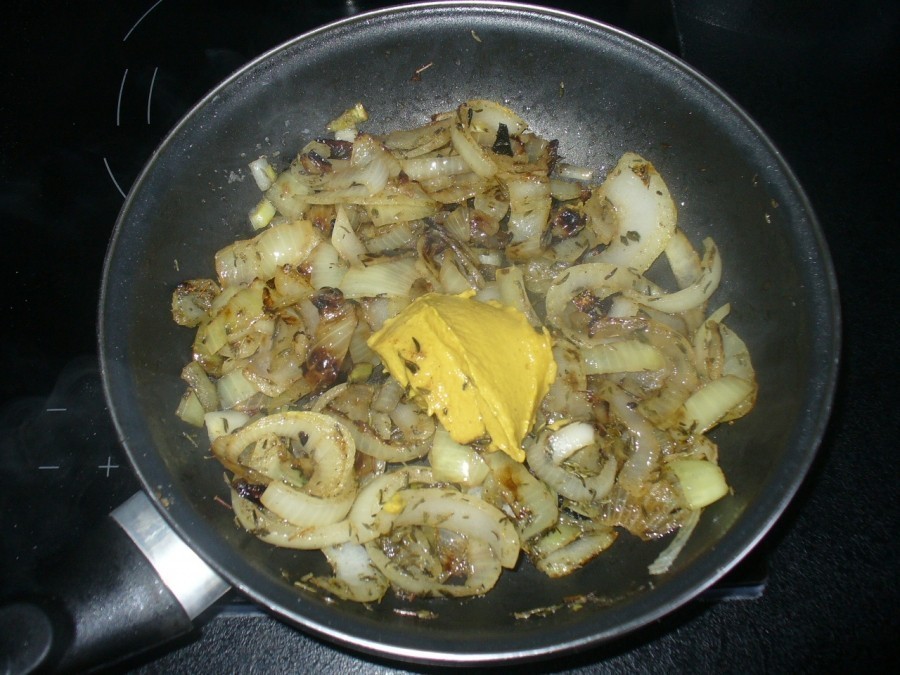Zwiebel schälen, in Spalten schneiden und in Butterschmalz/Gänseschmalz bräunen. Mit Senf, Salz und Pfeffer würzen.