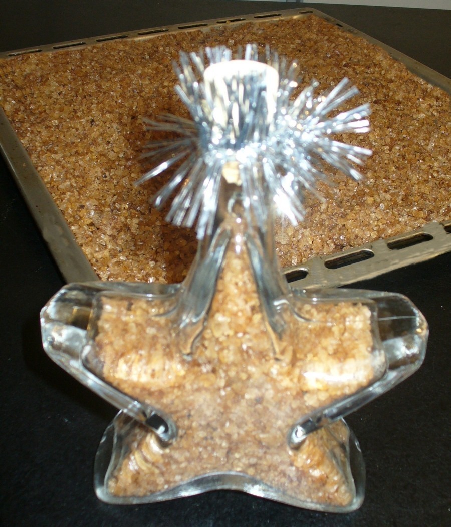 Wenn das Salz komplett durchgetrocknet ist, wird es in weihnachtlich verzierte Gläser/Flaschen gefüllt und fertig ist das Mitbringsel!