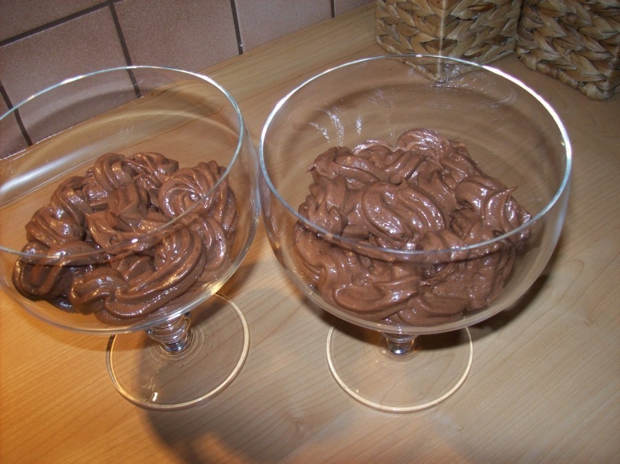 Wenn sie abgekühlt ist, wird die Schokoladen-Mousse mit einem Spritzbeutel in schöne Gläser gegeben. 