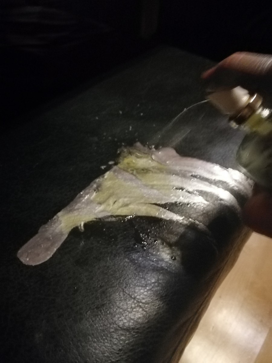 Olivenöl gegen Eddingflecken: Parkett und Leder sauber ohne Flecken. Auch die Hände werden so sauber. Sicher auch ähnliche Oberflächen.