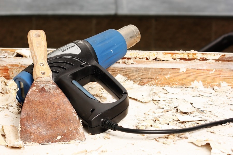 Mehrere alte Lackschichten von Holz abzubekommen, ist oft sehr schwer. Mit diesem Tipp kann es sehr gut gelingen. 
