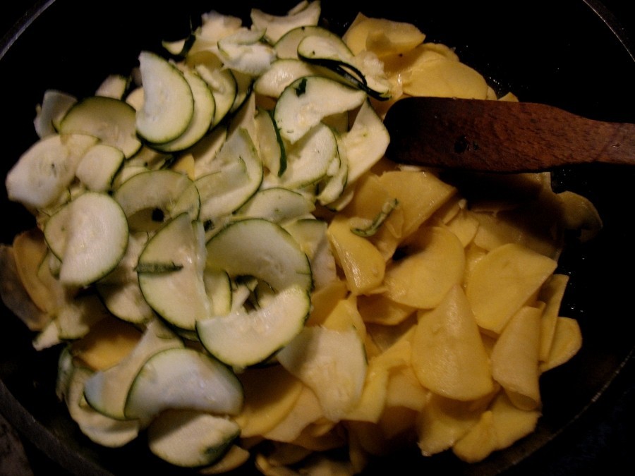 Die Zucchini- und Kartoffelscheiben werden leicht mit Pfeffer, Salz, Kümmel und etwas Muskat gewürzt.