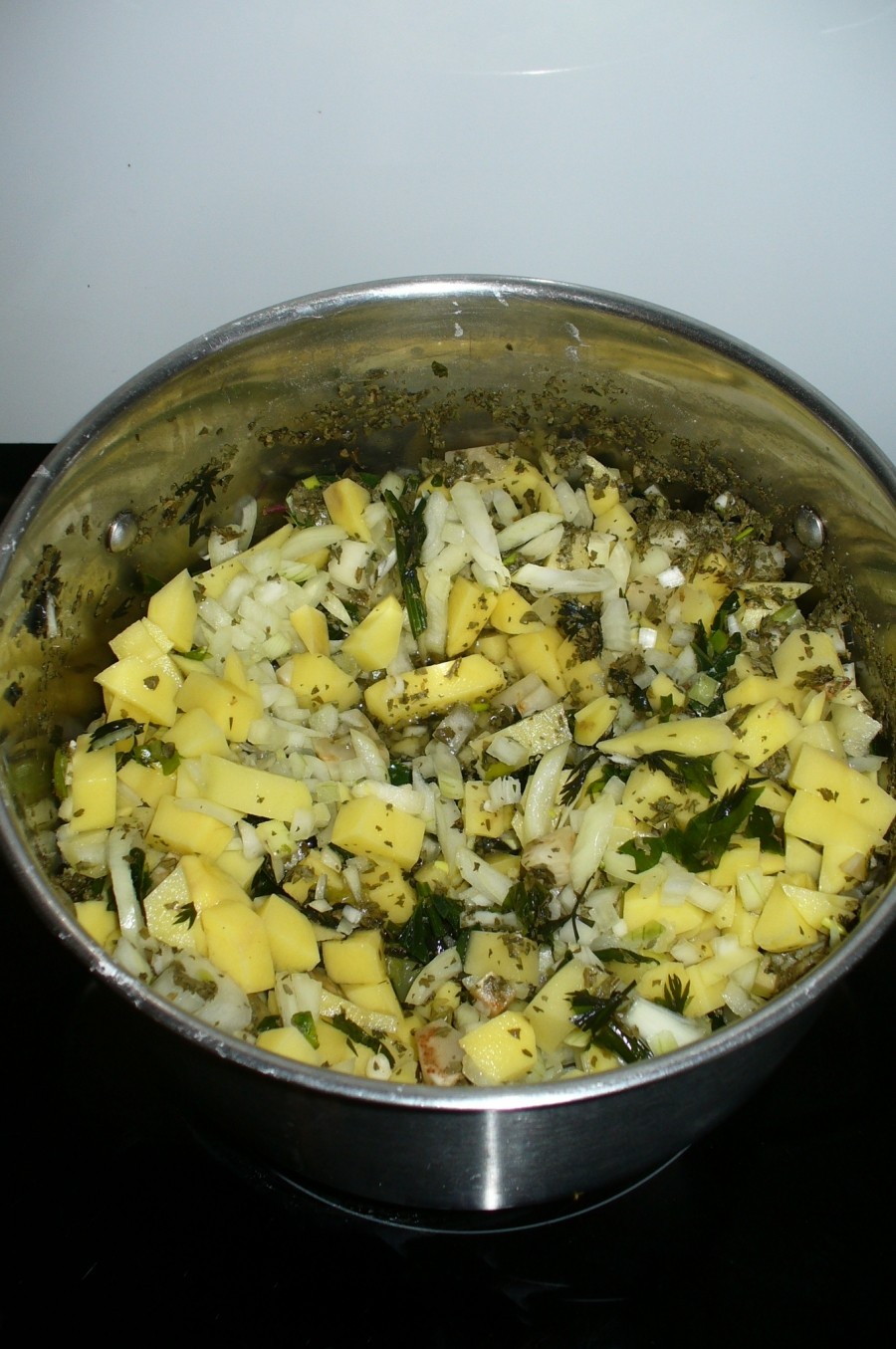 Geschältes und klein gewürfeltes Gemüse und die Kartoffeln in die Brühe geben. Graupen einstreuen und garkochen.