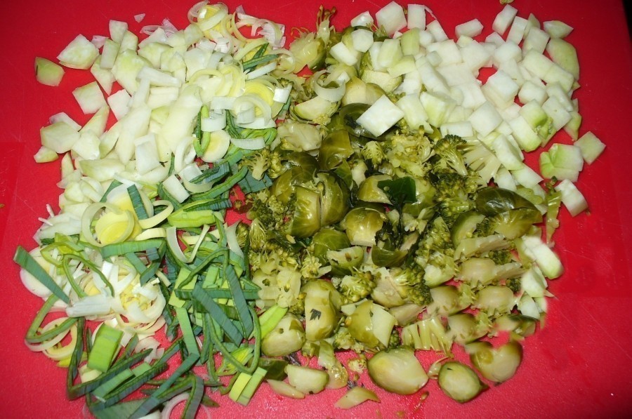 Das Gemüse und die Kartoffeln wird gegebenenfalls geschält und dann komplett in kleine Würfel geschnitten.