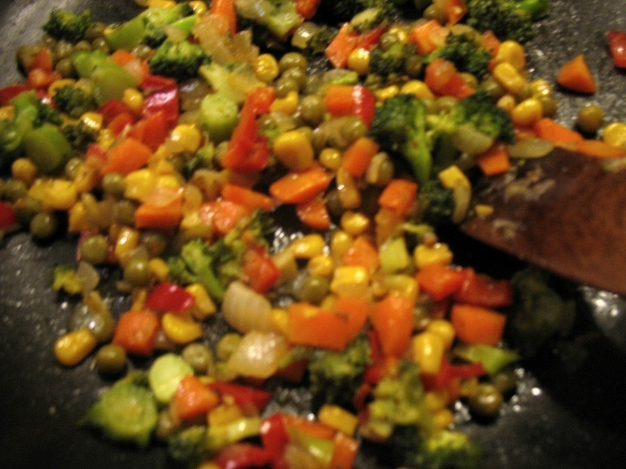 Auf einer beschichteten Pfanne das Öl erhitzen und das zerkleinerte Gemüse darin kurz anbraten, eventuell ein klein wenig Wasser zugeben. Das Gemüse sollte noch bissfest bleiben.