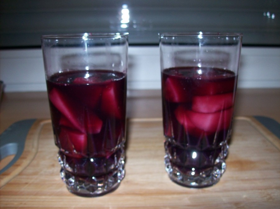 Man lässt den Wein ein wenig abkühlen und dann füllt man diesen über die Birnenstücke in den bereitstehenden Gläsern.